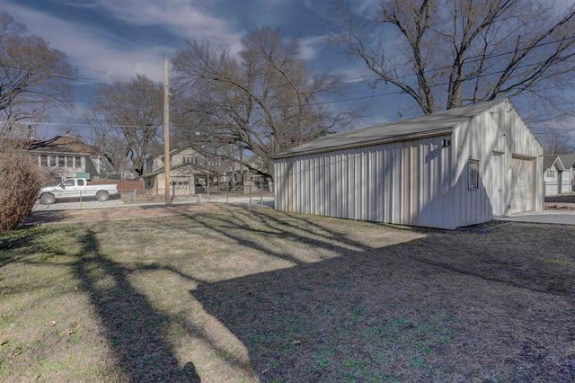 1110 E 8th Ave, Winfield, KS 67156