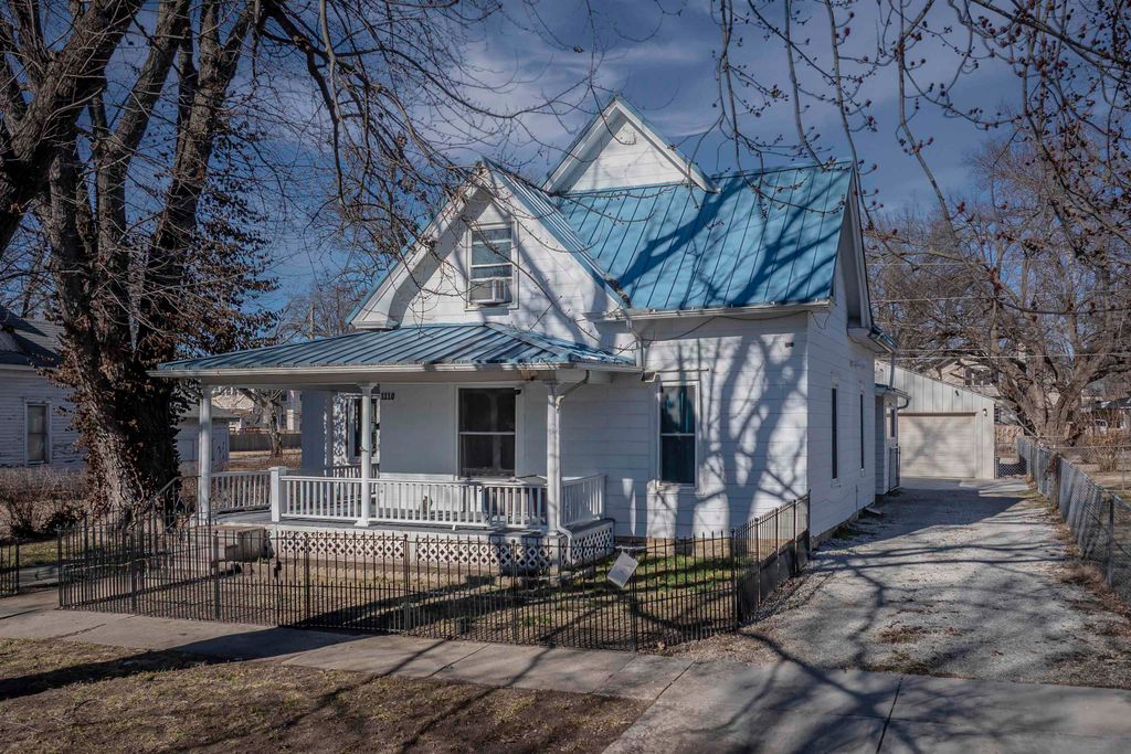 1110 E 8th Ave, Winfield, KS 67156