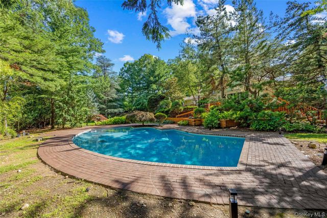 249 Glen Cove Road, Old Westbury, NY 11568