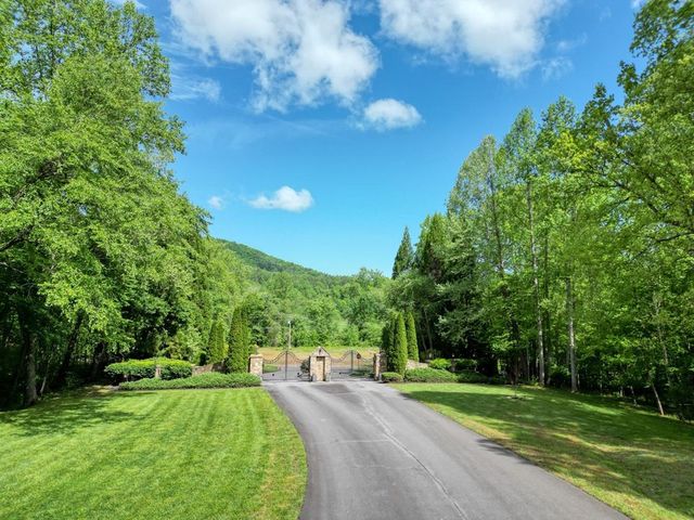 2406 Big Cove Drive, Hiawassee, GA 30546