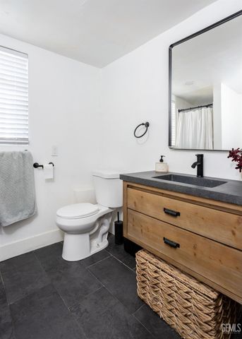 909 Oberlin Court, Bakersfield, CA 93305