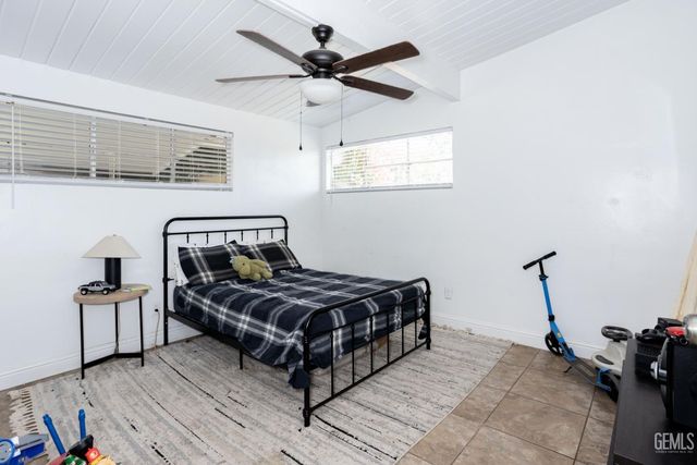 909 Oberlin Court, Bakersfield, CA 93305