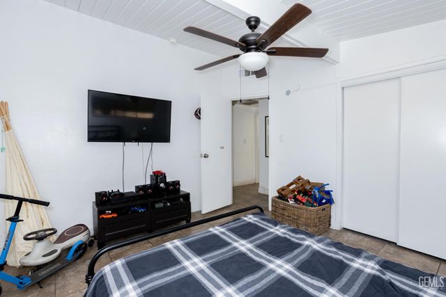 909 Oberlin Court, Bakersfield, CA 93305