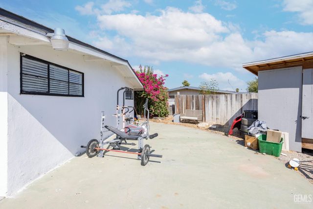 909 Oberlin Court, Bakersfield, CA 93305