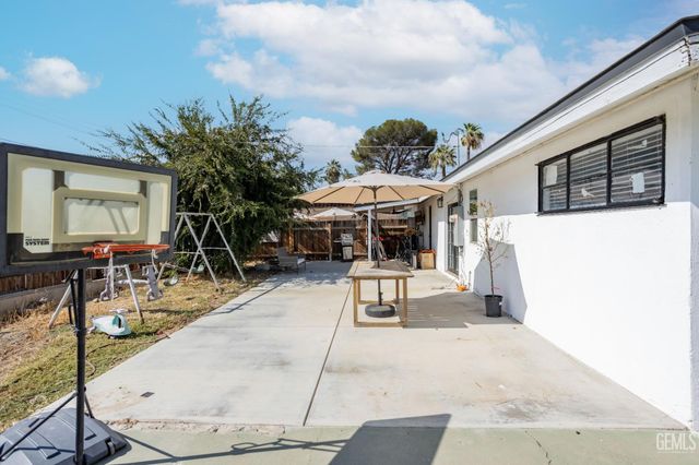909 Oberlin Court, Bakersfield, CA 93305