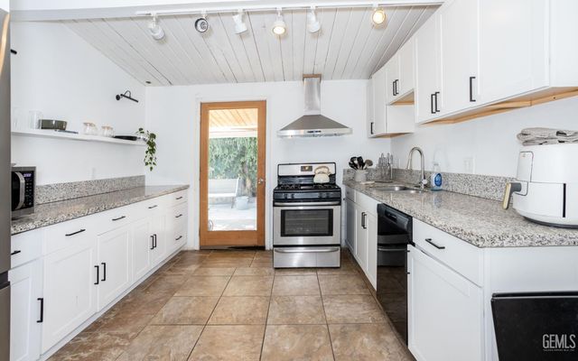 909 Oberlin Court, Bakersfield, CA 93305