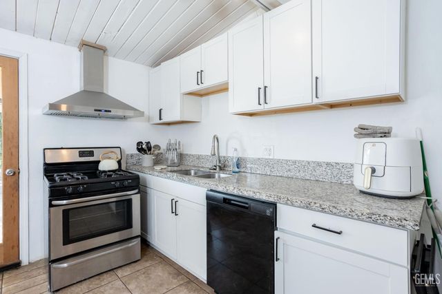 909 Oberlin Court, Bakersfield, CA 93305