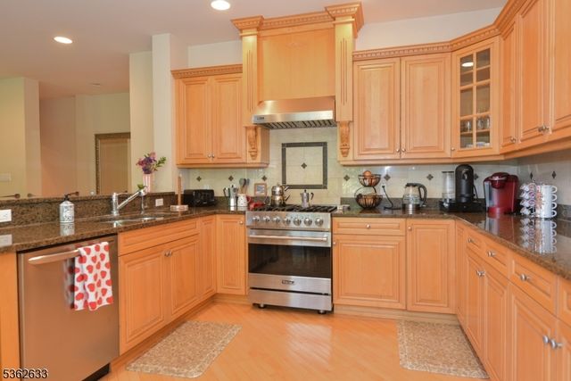 3 Skyview Dr, North Haledon Boro, NJ 07508