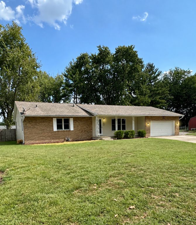 Image 2 of property listing at 142 Fielder Drive, Salem, IL 62881
