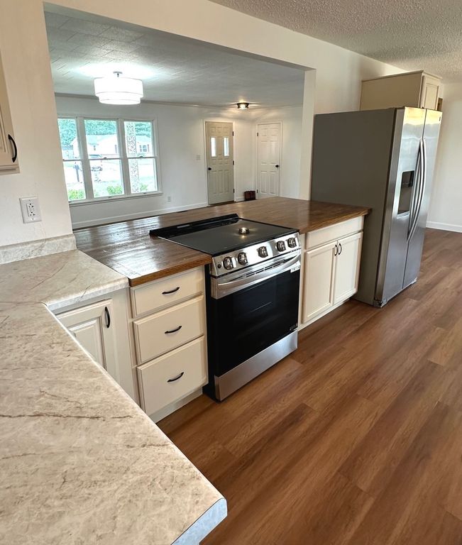 Image 14 of property listing at 142 Fielder Drive, Salem, IL 62881
