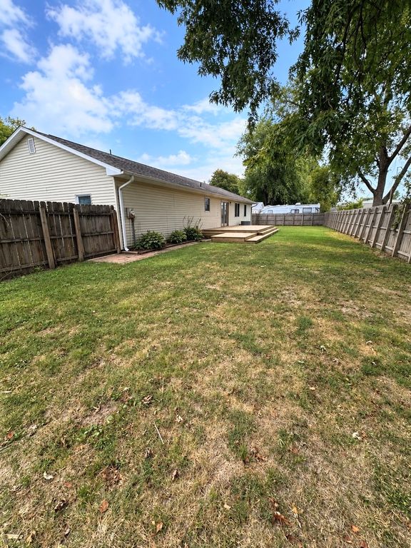 Image 3 of property listing at 142 Fielder Drive, Salem, IL 62881