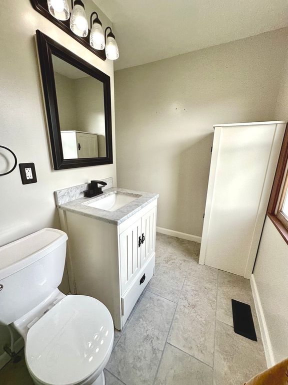 Image 23 of property listing at 142 Fielder Drive, Salem, IL 62881