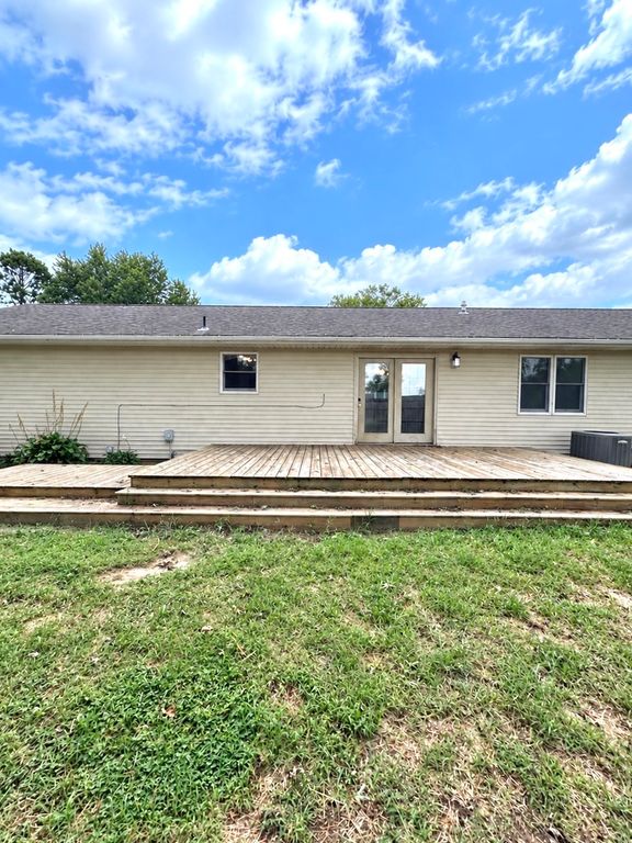 Image 4 of property listing at 142 Fielder Drive, Salem, IL 62881