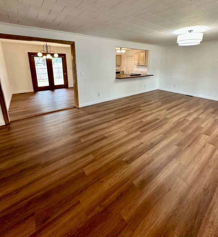 Image 5 of property listing at 142 Fielder Drive, Salem, IL 62881