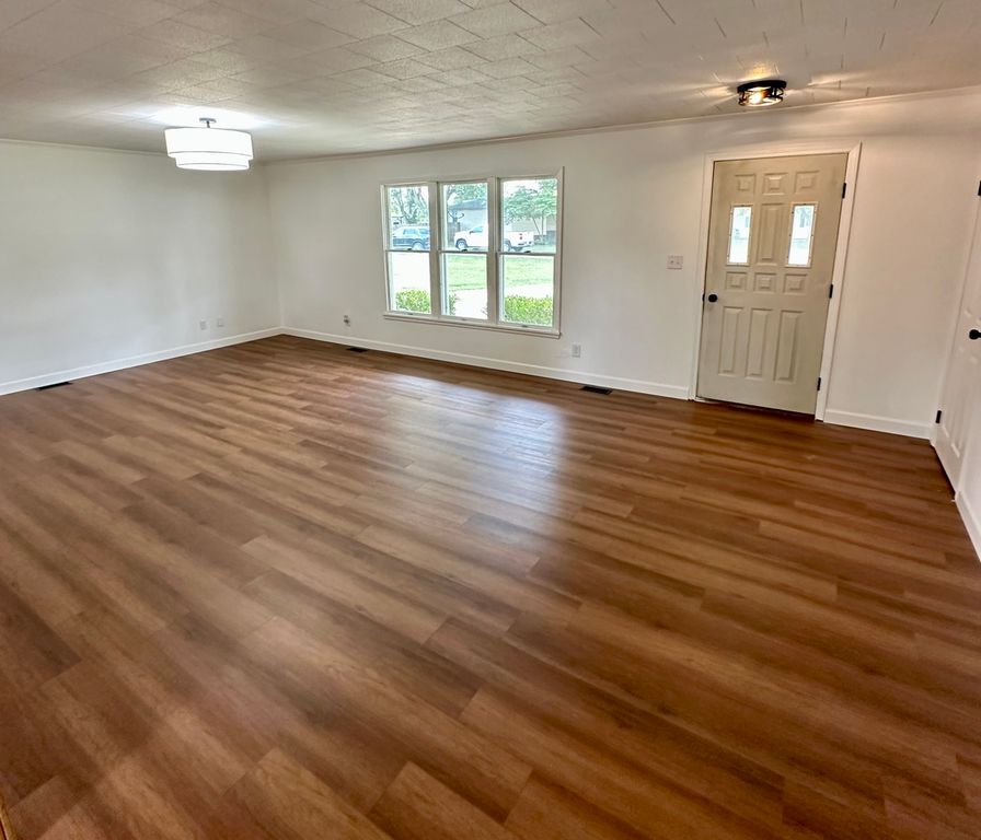 Image 7 of property listing at 142 Fielder Drive, Salem, IL 62881