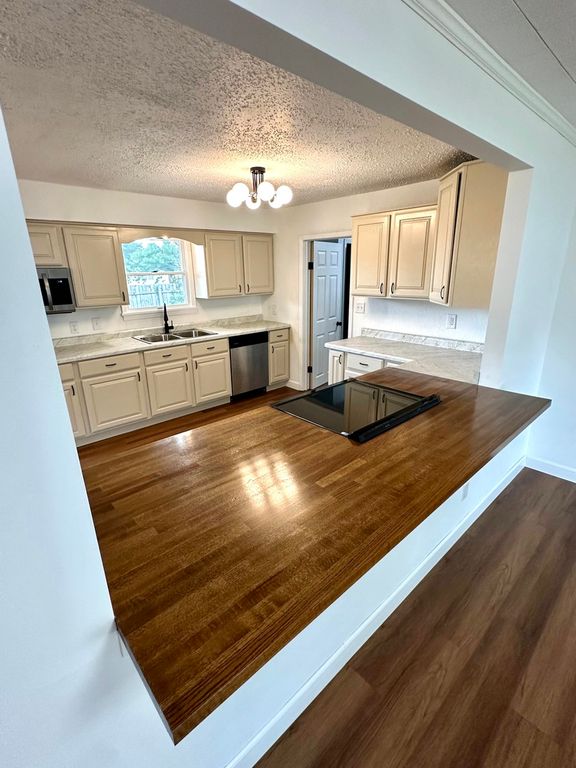 Image 8 of property listing at 142 Fielder Drive, Salem, IL 62881