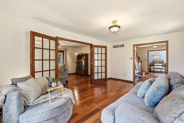 951 S Azalea Boulevard, Barberton, OH 44203