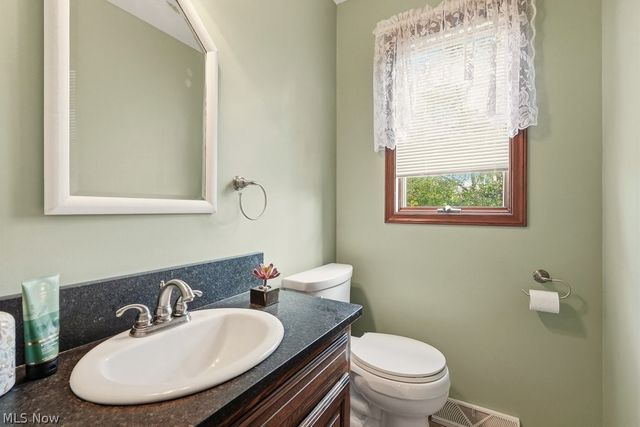 951 S Azalea Boulevard, Barberton, OH 44203