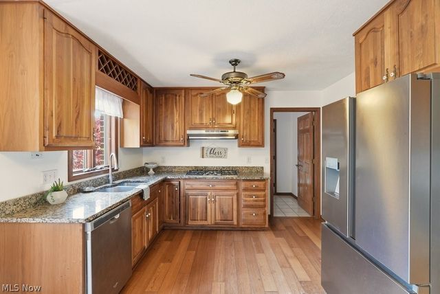 951 S Azalea Boulevard, Barberton, OH 44203