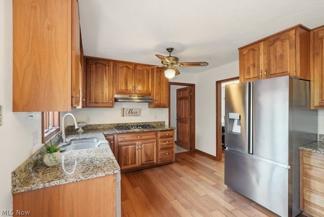 951 S Azalea Boulevard, Barberton, OH 44203