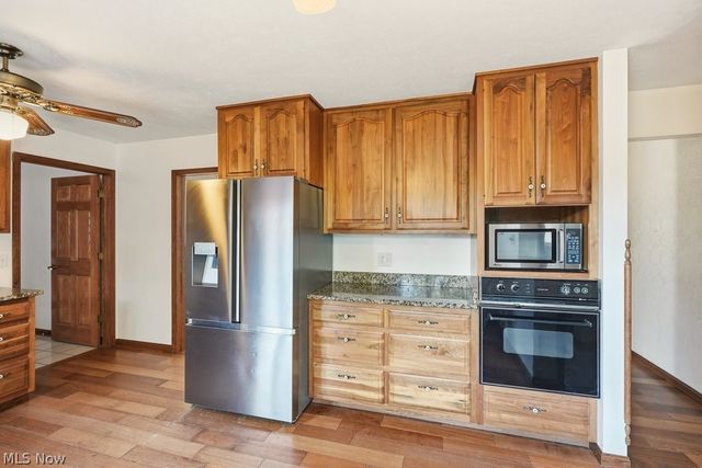 951 S Azalea Boulevard, Barberton, OH 44203