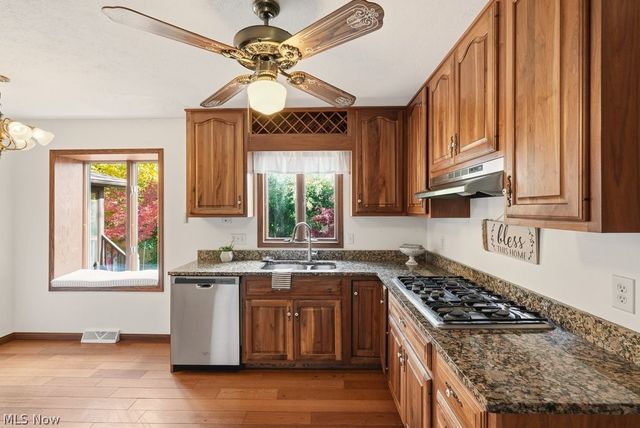 951 S Azalea Boulevard, Barberton, OH 44203