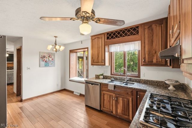 951 S Azalea Boulevard, Barberton, OH 44203