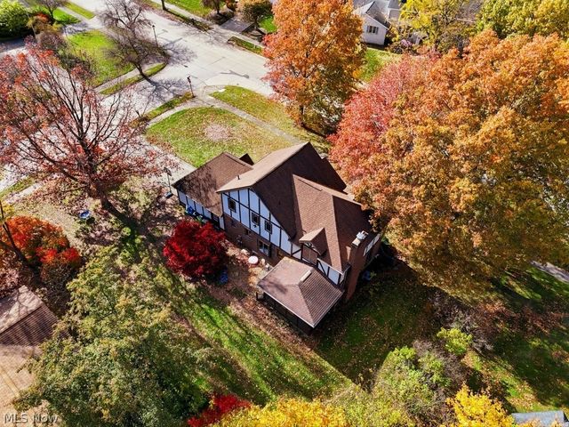 951 S Azalea Boulevard, Barberton, OH 44203