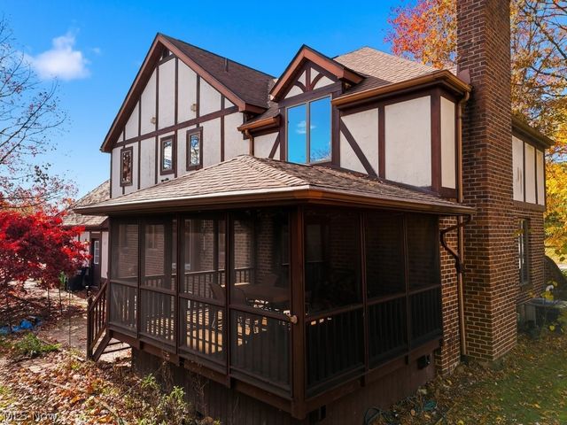 951 S Azalea Boulevard, Barberton, OH 44203