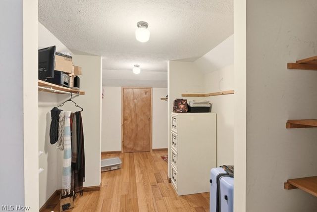 951 S Azalea Boulevard, Barberton, OH 44203