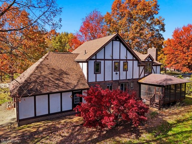 951 S Azalea Boulevard, Barberton, OH 44203