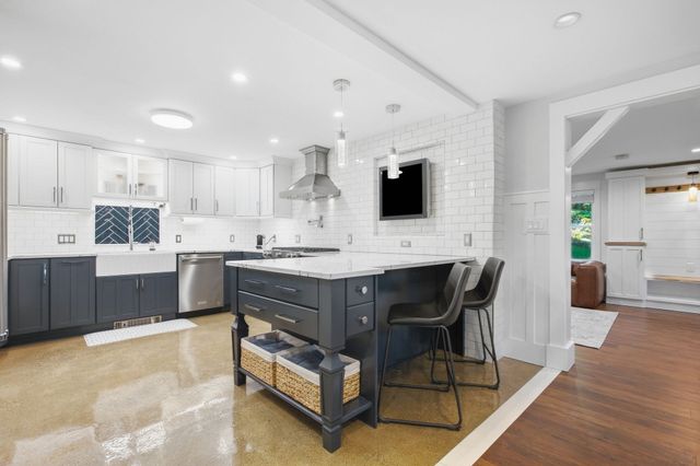 203 Winn St, Burlington, MA 01803