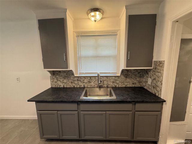 16083 Manning Street, Detroit, MI 48205