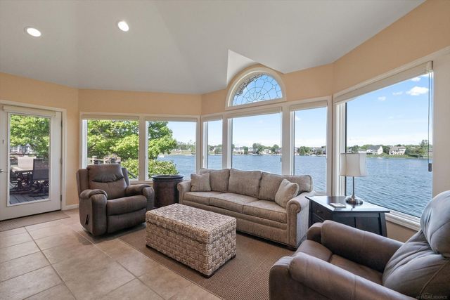 400 Lakes Edge Drive, Oxford Twp, MI 48371