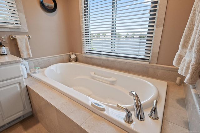 400 Lakes Edge Drive, Oxford Twp, MI 48371