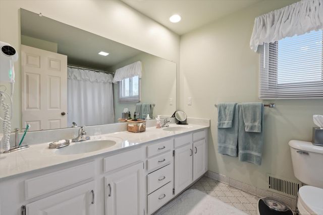 400 Lakes Edge Drive, Oxford Twp, MI 48371
