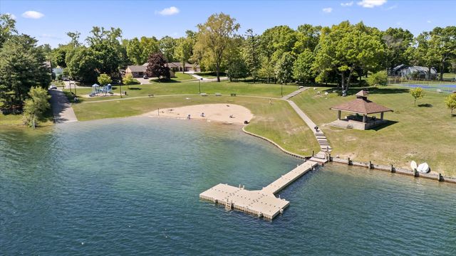 400 Lakes Edge Drive, Oxford Twp, MI 48371