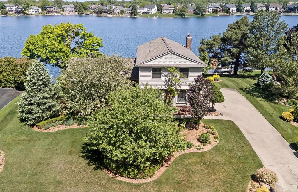 400 Lakes Edge Drive, Oxford Twp, MI 48371