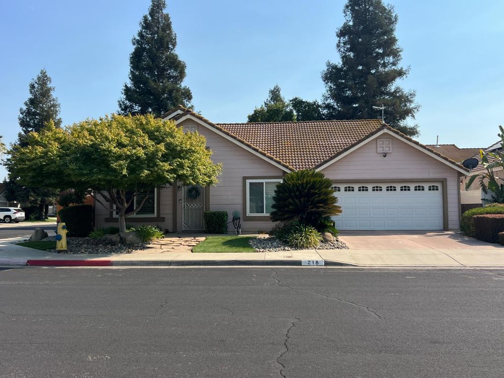 218 W Fallbrook Avenue, Clovis, CA 93611