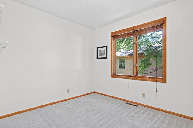 417 75th Avenue N, Brooklyn Park, MN 55444