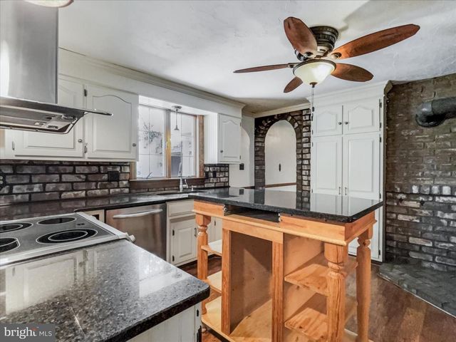 1075 HOBART RD, Glenville, PA 17329