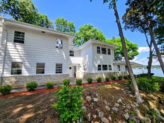 19 Lakeland Dr, Hopatcong Boro, NJ 07843
