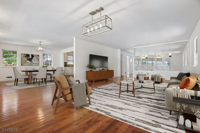 19 Lakeland Dr, Hopatcong Boro, NJ 07843