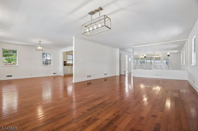 19 Lakeland Dr, Hopatcong Boro, NJ 07843