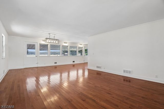 19 Lakeland Dr, Hopatcong Boro, NJ 07843