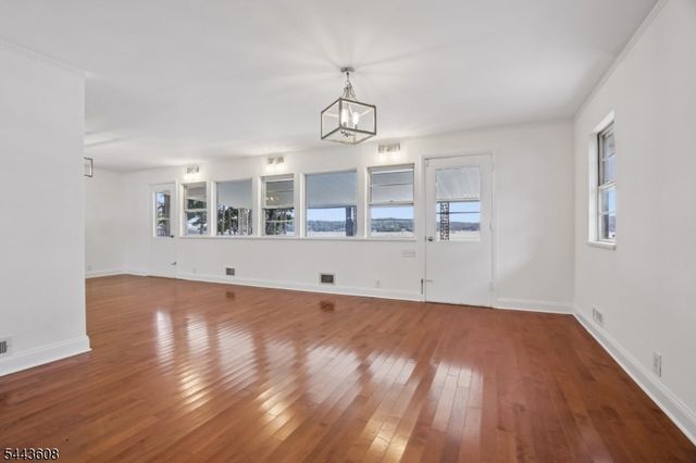 19 Lakeland Dr, Hopatcong Boro, NJ 07843