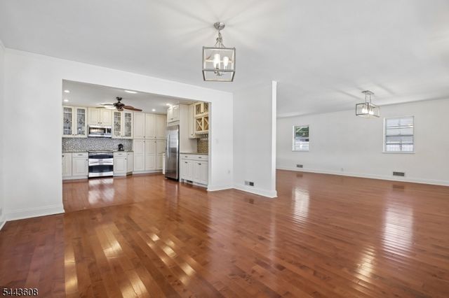 19 Lakeland Dr, Hopatcong Boro, NJ 07843