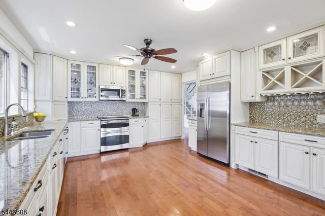19 Lakeland Dr, Hopatcong Boro, NJ 07843