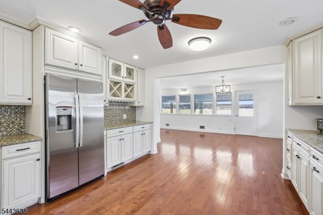 19 Lakeland Dr, Hopatcong Boro, NJ 07843