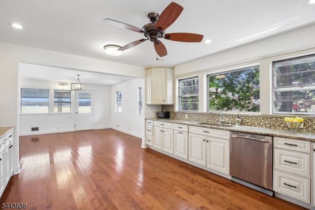 19 Lakeland Dr, Hopatcong Boro, NJ 07843
